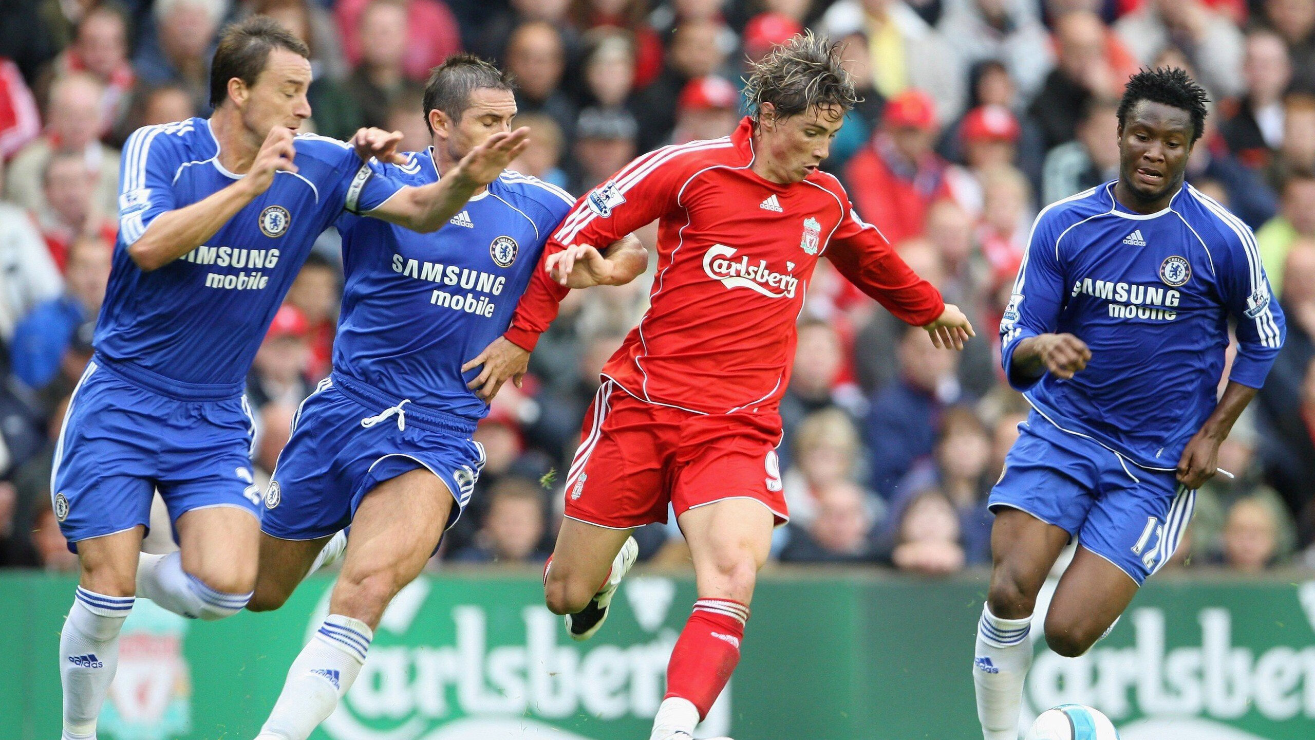 “泥泞冲刺：雨后赛道上的疯狂追逐”，雨后泥泞的路